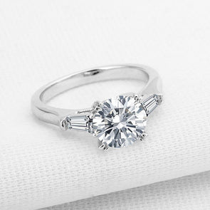 Tapered Three Stone Round Cut Ring - jolics